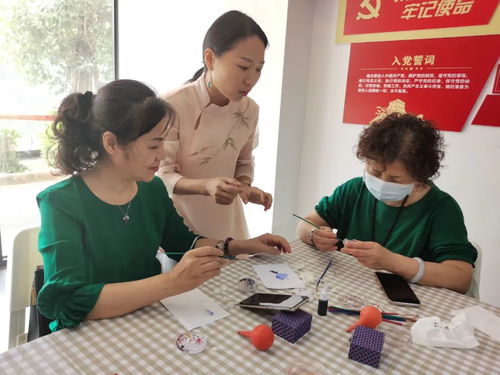 南園街道啟動(dòng)“非遺在社區(qū)”內(nèi)畫(huà)藝術(shù)培訓(xùn)班，傳承人萬(wàn)歡親授技藝